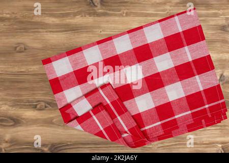 Produit de table vide. Vue de dessus d'une table rustique en bois avec une nappe ou une serviette à carreaux rouges et blancs. Modèle pour votre montage de présentation de produits et de produits alimentaires. Espace pour la recette alimentaire. Banque D'Images