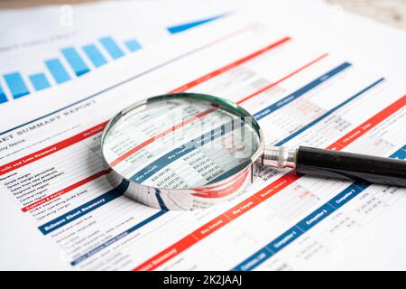 Loupe et calculatrice sur feuille de calcul et graphiques papier graphique. Développement financier, compte bancaire, Statistiques, investissement analyse de l'économie des données de recherche. Banque D'Images