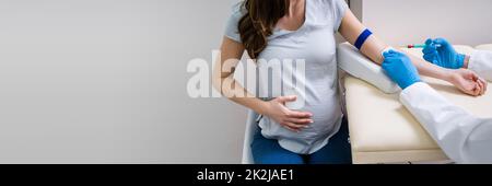 Doctor Injecting Patient avec seringue pour prélever le sang Banque D'Images