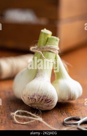 Bulbe d'ail entier. Ail blanc frais sur table en bois. Banque D'Images