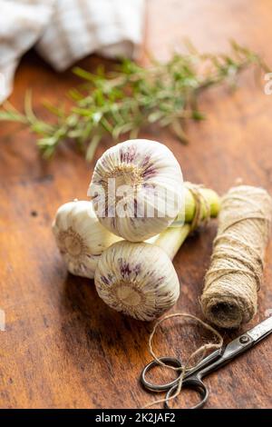 Bulbe d'ail entier. Ail blanc frais sur table en bois. Banque D'Images