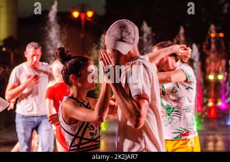 Lutsk, Ukraine - 4 août 2018. Les gens dansant la salsa et le bachata dans le café extérieur de Diana à Lutsk Banque D'Images