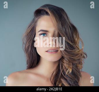 La beauté est dans l'œil du porte-bec. Portrait court d'une belle jeune femme posant sur un fond gris dans le studio. Banque D'Images