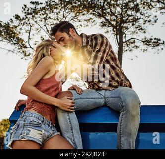 N'importe où avec vous est le paradis. Photo d'un couple affectueux qui passe la journée à l'extérieur. Banque D'Images