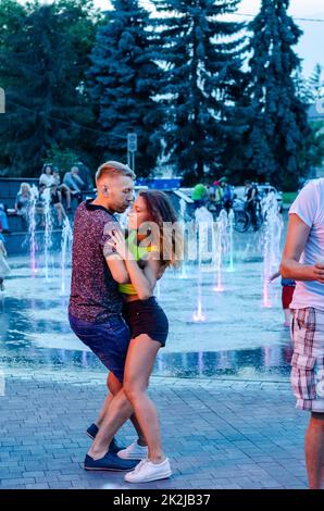 Lutsk, Ukraine - 4 août 2018. Les gens dansant la salsa et le bachata dans le café extérieur de Diana à Lutsk Banque D'Images