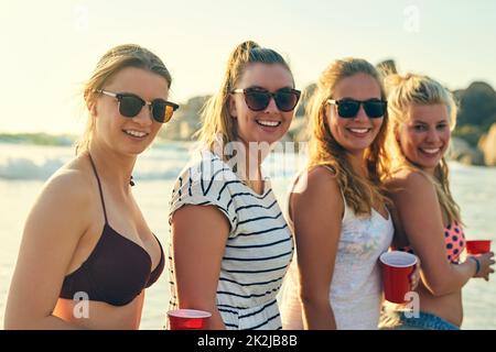 Tout ce dont j'ai besoin, c'est de mes besties et de la plage. Photo de jeunes qui traînaient à la plage. Banque D'Images