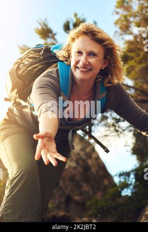 Laissez vos muscles travailler tout en reposant votre cerveau. Photo d'une jeune femme en montagne. Banque D'Images