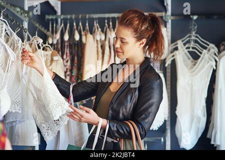 J'ai été à la recherche de quelque chose comme ça Photo courte d'une jeune femme attirante sur une frénésie de shopping. Banque D'Images