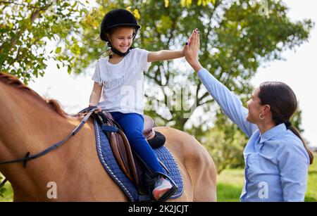 Aujourd'hui a été une bonne session. Prise de vue d'une jeune fille avec son instructeur avec un cheval en plein air dans une forêt. Banque D'Images