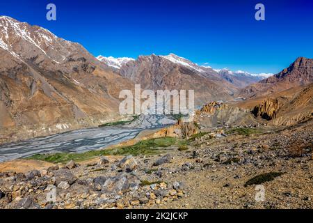 Monastère de Dhankar et village dans l'Himalaya Banque D'Images