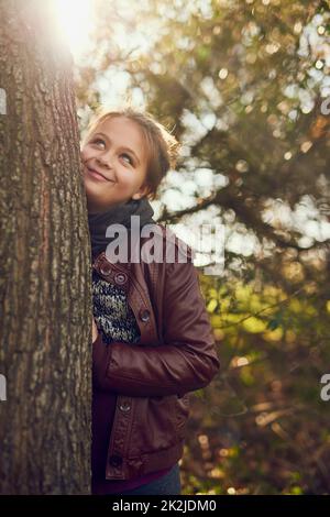 L'aventure est là. Photo d'une petite fille jouant à l'extérieur dans une forêt. Banque D'Images