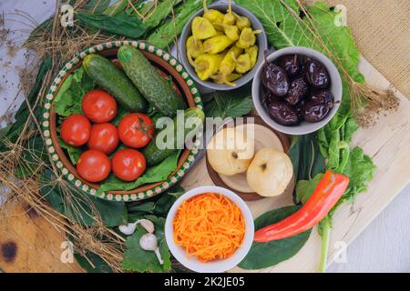 Divers aliments organiques fermentés dans des bols. Ensemble de produits marinés. Une alimentation saine. Banque D'Images