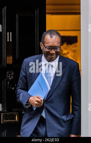 Londres, Royaume-Uni. 23rd septembre 2022. Kwasi Kwarteng, chancelier de l'Échiquier, quitte le 11 Downing Street pour faire une déclaration sur les plans de croissance du gouvernement. Crédit : Guy Bell/Alay Live News Banque D'Images