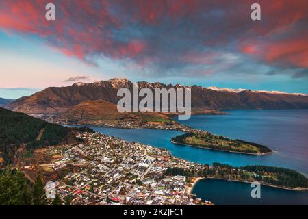 Une vue sur Queenstown prise après le coucher du soleil depuis le sommet de Ben Lomond Mountain. Queenstown, Otago, Nouvelle-Zélande. Banque D'Images