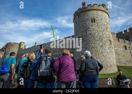 Windsor, Royaume-Uni. 22nd septembre 2022. Les touristes arrivent au château de Windsor trois jours après les funérailles et le comitat de la reine Elizabeth II La reine Elizabeth II, le monarque le plus longtemps au Royaume-Uni, est décédée à Balmoral à l'âge de 96 ans le 8th septembre 2022 après un règne de 70 ans. Crédit : Mark Kerrison/Alamy Live News Banque D'Images