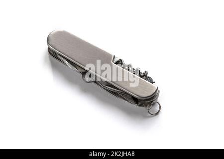 Couteau suisse métallique isolé sur blanc Banque D'Images