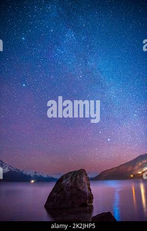 La galaxie de la voie lactée est vue depuis le lac Wakatipu de Queenstown pendant le solistice d'hiver de l'hémisphère sud Banque D'Images