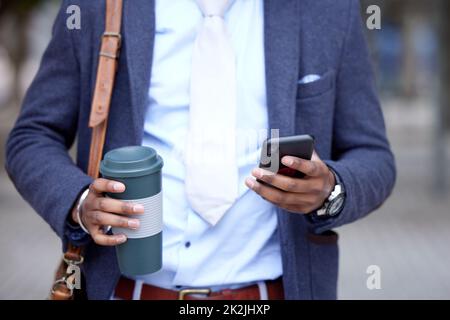 Ayez le courage de suivre vos propres rêves. Photo d'un homme d'affaires méconnu utilisant son téléphone portable à l'extérieur. Banque D'Images