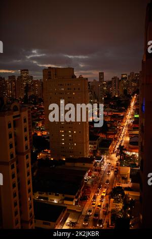 La ville prend vie la nuit. Photo en grand angle d'une ville la nuit sans personne. Banque D'Images