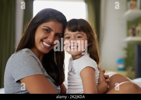 Rien ne se compare à la joie qui a été apportée dans ma vie. Portrait d'une mère et de sa petite fille se liant à la maison. Banque D'Images