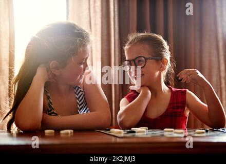 Vous savez que je vais gagner, bien. Photo de deux petites filles jouant à un jeu de société. Banque D'Images