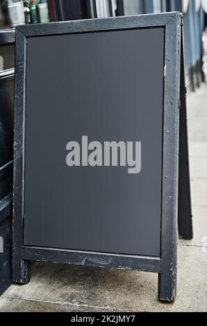 Profitez de notre offre spéciale du jour. Photo d'un panneau de trottoir avec de l'espace pour vous permettre d'ajouter votre propre texte. Banque D'Images