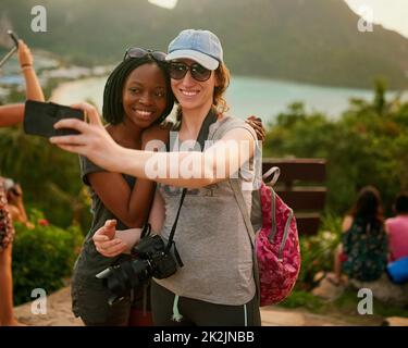 Nos amis vont être si jaloux. Portrait de deux amis heureux prenant un selfie sur une île de vacances. Banque D'Images