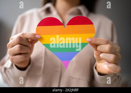 Gros plan de La main d'Une femme tenant Rainbow LGBT Banque D'Images