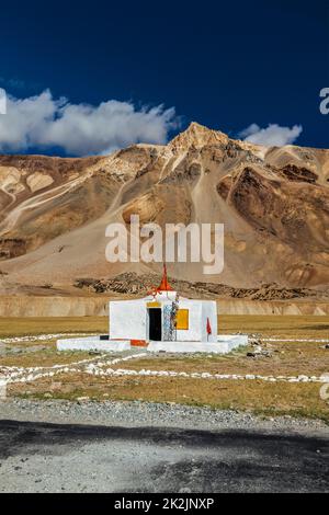 Petit temple hindou à Sarchu sur la route Manali-Leh à Ladakh, Inde Banque D'Images