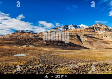 Paysage himalayen dans l'Himalaya le long de la route Manali-Leh dans l'Himachal Pradesh Banque D'Images