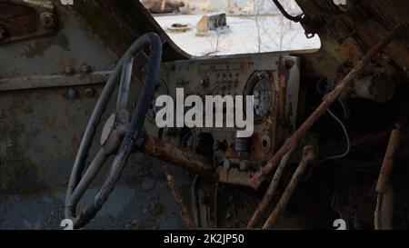 Vue de l'intérieur du transporteur BTR-152, un transporteur militaire soviétique à six roues utilisé comme cible pour le tir par l'armée israélienne. Banque D'Images