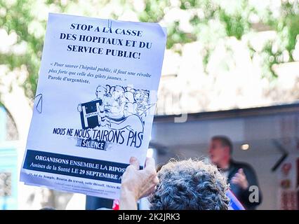 Paris, France sur 22 septembre 2022. Les travailleurs de la santé et des services sociaux protestent contre le manque d'emploi et de financement exigeant des salaires plus élevés à Paris, en France, sur 22 septembre 2022. Photo de Karim ait Adjedjou/ABACAPRESS.COM Banque D'Images