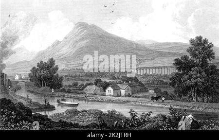 Vue sur le canal d'Ellesmere qui traverse la vallée de Llangollen, pays de Galles. Au milieu à droite f l'image est l'aqueduc de Pont-y-Cysyllte. Le plus notable de tous les aqueducs à travers le fer en Grande-Bretagne. Construit par Thomas Telford (1757-1834), ingénieur civil écossais. Ouvert en 1805, il mesure 307 mètres de long, avec 19 arches et se trouve à 30,7 mètres au-dessus de la rivière Dee. Il coûte £47 018. Gravure. Transport. Génie civil. Banque D'Images