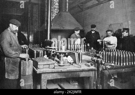 Première Guerre mondiale. Remplissage des coquilles d'obus. Armouy britannique Banque D'Images