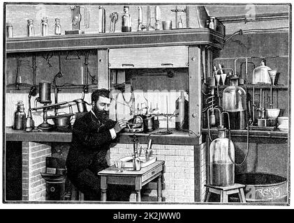 Henri MOISSAN (1852-1907) chimiste français, travaillant sur le fluor dans son laboratoire de l'Ecole de pharmacie à Paris. Il a isolé le fluor en 1883. Plus tard dans sa carrière, il a travaillé sur la production de pierres artificielles, en particulier de diamants. De 'la nature', Paris, 1903 Banque D'Images