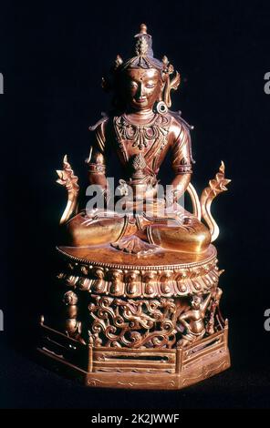 Amitaba Bouddha dans sa manifestation de "La vie sans limites' assis tenant un récipient contenant le nectar de l'immortalité. L'art tibétain en bronze. 18e siècle. Banque D'Images