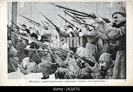 7 novembre 1917 : début de la révolution d'octobre en Russie. À Petrograd, révolutionnaires armés. Banque D'Images