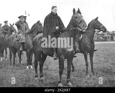 Eamon de Valera (1822-1975) homme d'État irlandais d'origine américaine, saluant à Dublin, lors d'un passé de mars, les troupes de l'État libre irlandais, c1934-1935. Demi-ton. Noir et blanc Banque D'Images