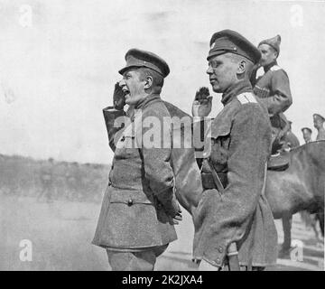 Alexander Feodorovich Kerensky (1881-1970), le chef révolutionnaire russe, ici en tant que ministre de la guerre en 1917, réexamine les troupes Banque D'Images