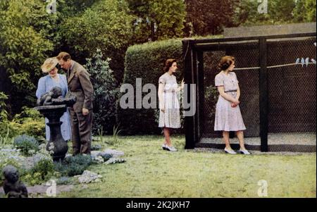 Photographie couleur de Le roi George VI (1895-1952), la Reine Mère (1900-2002), la reine Elizabeth II (1926) - et de la princesse Margaret (1930-2002) dans les jardins du château de Windsor. En date du 20e siècle Banque D'Images