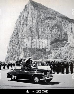 Photographie de la reine Elizabeth II (1926-) et le Prince Philip (1952-) dans la région de Gibraltar l'inspection d'un défilé des hommes de service. En date du 20e siècle Banque D'Images