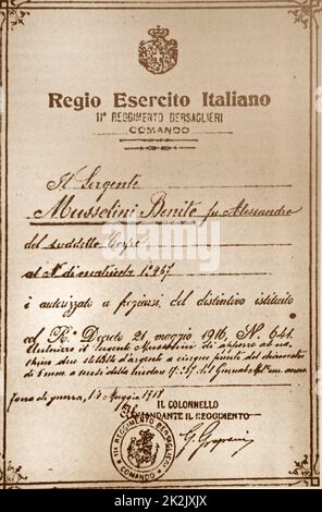 Ce document d'autorisation de Benito Mussolini (1883-1945) un homme politique italien, dictateur, et journaliste, de recevoir l'insigne des blessés et mutilés de la Grande Guerre Banque D'Images