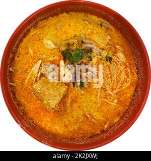 La soupe de nouilles au laksa de poulet est une soupe de nouilles épicée populaire dans la cuisine Peranakan de l'Asie du Sud-est, isolée sur fond blanc. Banque D'Images