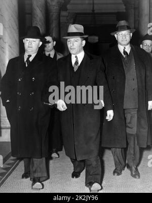 1940 Louis 'Lepke' Buchanter, au centre, menotté à J. Edgar Hoover, à gauche, avec un autre homme à droite, à l'entrée du palais de justice. J. Edgar. Hoover 1895-1972. Directeur du FBI (Federal Bureau of Investigation), de 1924 à 1972. Banque D'Images