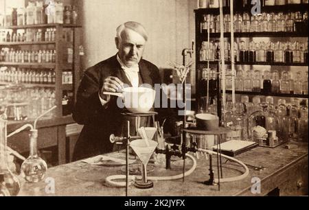 Thomas Edison dans son laboratoire. Banque D'Images