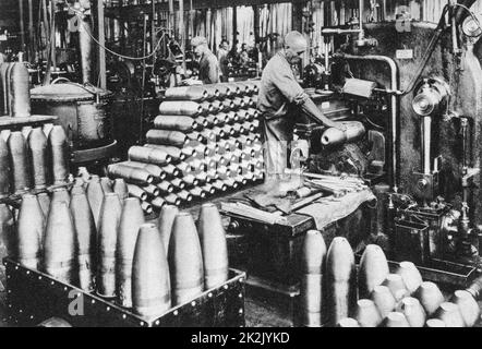 Première Guerre mondiale 1914-1918: Former des obus dans une usine de munitions d'État allemande. Banque D'Images