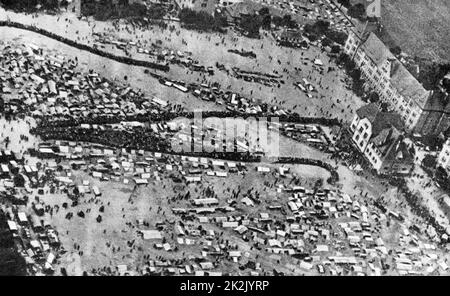 Vue aérienne du camp de la prison nazie de Neubreisach (neuf-Brisach), Alsace, nord-est de la France. Des milliers de prisonniers français sont logés dans des tentes et dans des rations de famine, tandis que des gardes sont logés confortablement dans des casernes voisines. Banque D'Images