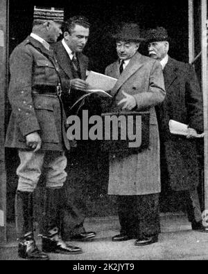 Le 10 juin 1940, après la chute de Paris en Allemagne, le gouvernement français quitte Paris pour un siège temporaire dans un château près de Tours. Premier ministre Paul Reynaud, au centre, général Weygand, à gauche, maréchal Petain, droite. Banque D'Images