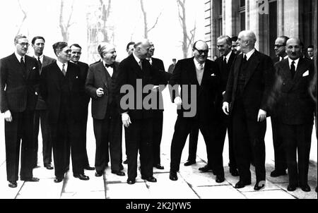 Membres du Conseil de l'OECE 17 février 1949. L'OECE était le précurseur de l'OCDE. De gauche à droite : Max Petitpierre (Suisse), Dr. Östen Undén (Suède), Joseph Bech (Luxembourg), Robert Schuman (France), Paul-Henri Spaak (Belgique), Sir Stafford Cripps (Royaume-Uni), Comte Carlo Sforza (Italie). Banque D'Images