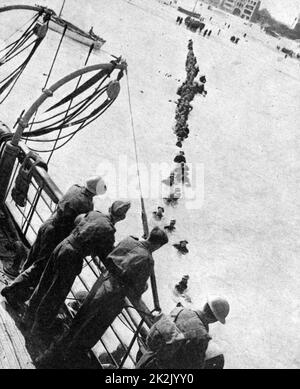 Évacuation des troupes françaises, belges et britanniques de Dunkerque, du 27 mai au 3 juin 1940 : des hommes se frayant à bord d'un navire de guerre. Cette opération Dynamo a évacué 338 226 soldats, 139 997 des Français Banque D'Images